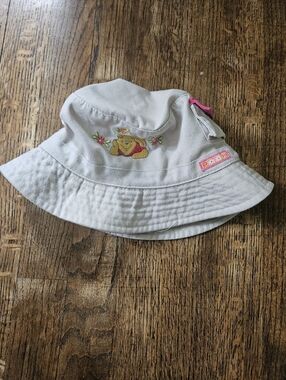 Winnie the Pooh 90s Embroidered Bucket Hat - Cream with Pink Accent